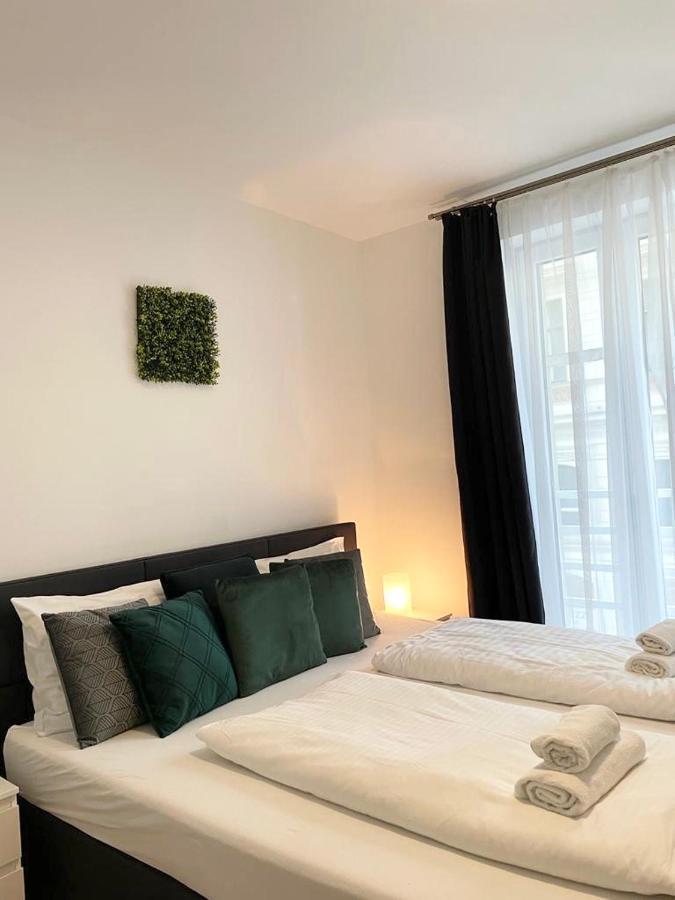 1st La Opera Suites Apartment Vienna